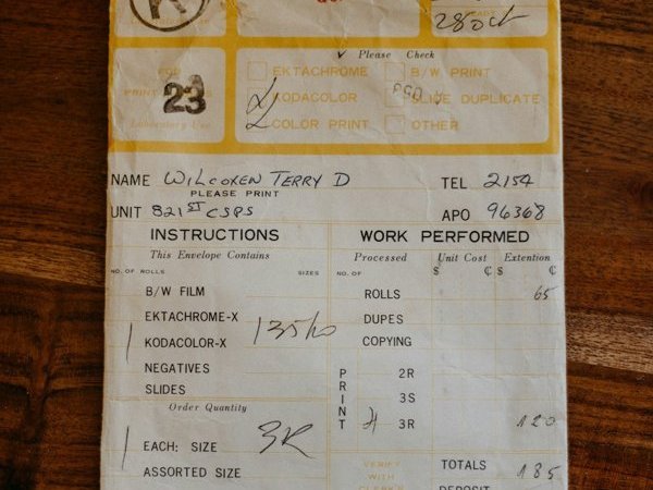 Tickets, calculadora y teléfono sobre un escritorio